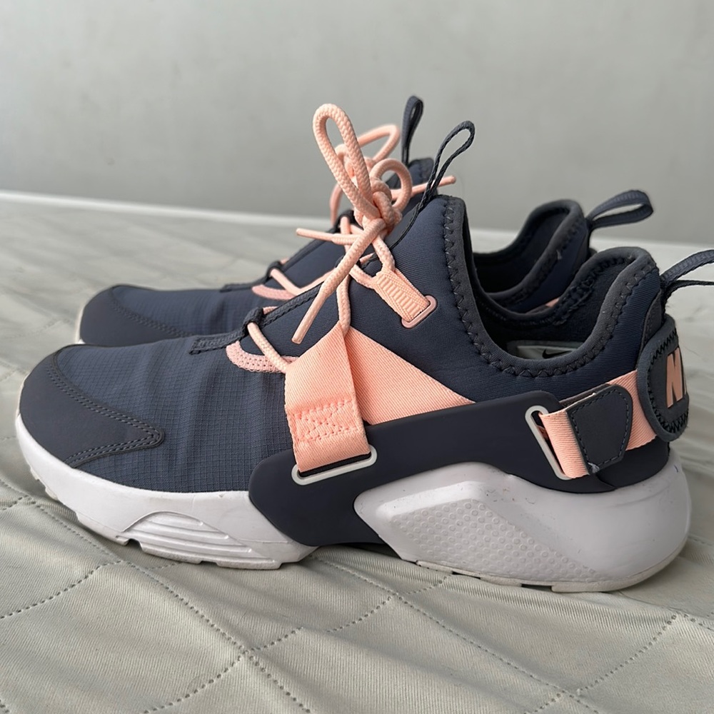 Nike sneakers size 7.5 worn once, great condition.